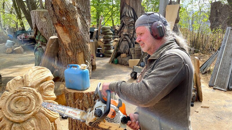 Schnitzen mit der Kettensäge: Der Holzkünstler Raik Vicent arbeitet fast jeden Tag an seinen Figuren. Auf dem Dänholm hat er Platz und kann ordentlich Krach machen. – Bild: NDR