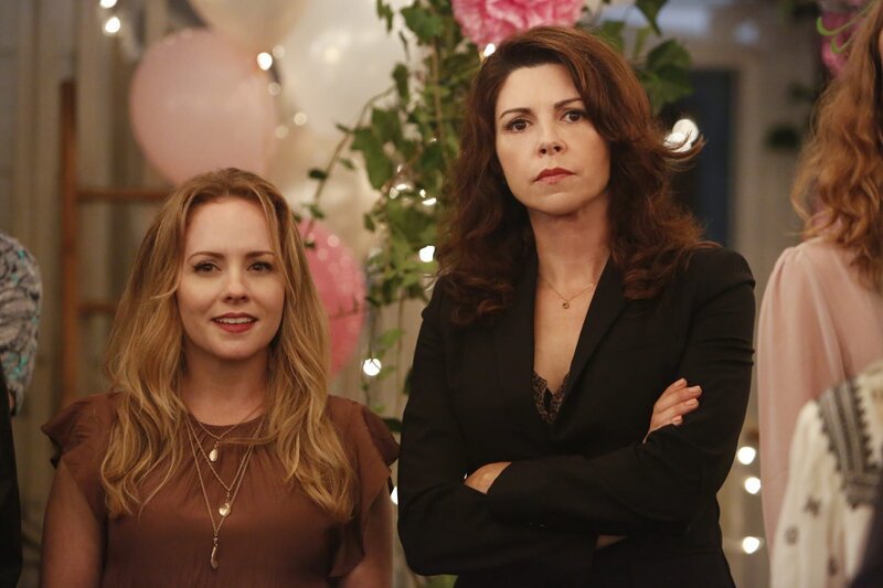 Mary Anne (Kelly Stables, l.); Deirdre Hackmeyer (Amy Pietz, r.) – Bild: 2016 The CW Network, LLC. All Rights Reserved. /​ Bettina Strauss Lizenzbild frei