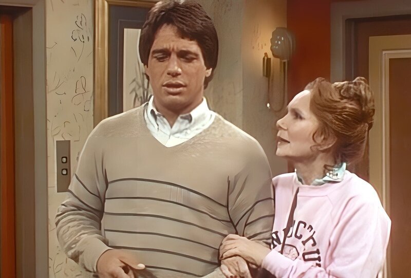 Mona (Katherine Helmond, r.) lernt Tony (Tony Danza, l.) zufällig kennen und überredet ihn, sich bei Angela um die Stelle als Hausmann zu bewerben. – Bild: Columbia