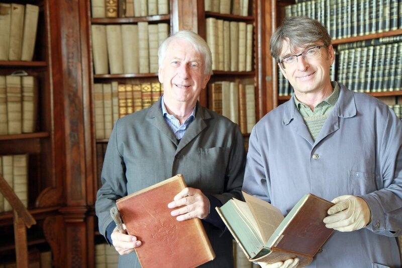Bibliothekar Dr. Buchmayr und Hr. Brössner. – Bild: ORF/​Cinevision
