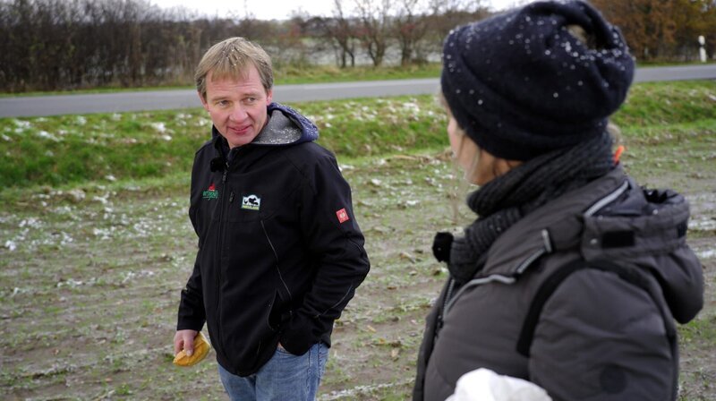 Landwirt Martin Schulz aus dem Wendland beschäftigt sich lieber mit Backweizen als mit Bürokratie. – Bild: NDR/​Ingo Mende