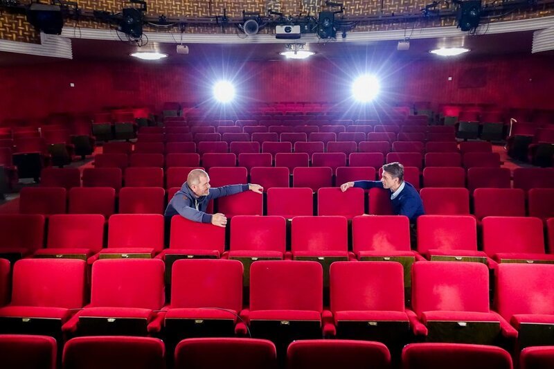 Cornelius Obonya und Peter Schneeberger im Zuschauerraum des Akademietheaters. – Bild: ORF/​pre tv/​Rene Schuh