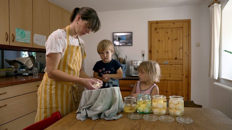 Landwirtin Sandra Pumberger mit ihren Kindern. – Bild: ORF/​Neulandfilm