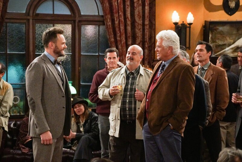 Jack Gordon (Joel McHale, l.); Mather (Barry Bostwick, r.) – Bild: 2016 CBS Broadcasting, Inc. All Rights Reserved. /​ Monty Brinton Lizenzbild frei