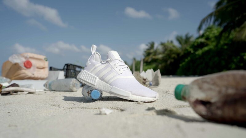 Der Schuh aus Meeresplastik am Strand auf den Malediven. – Bild: ZDF und Henrik Eichmann./​Henrik Eichmann