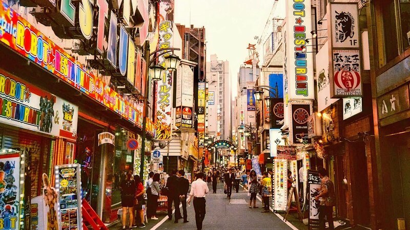 Die Bevölkerungsdichte in Shinjuku ist mit fast 19.000 Einwohnern pro Quadratkilometer sehr hoch. Das liegt unter anderem an den zentralen Funktionen des Viertel als Kultur- und Geschäftshotspot. – Bild: WELT