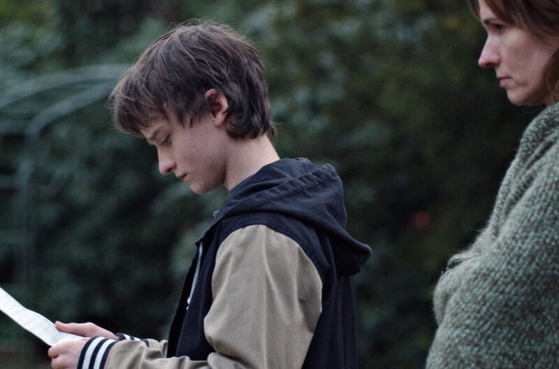 Wir sind dann wohl die Angehörigen – Bild: Julian Krubasik /​ Erleichtert über ein Lebenszeichen vom Vater: Johann (Claude Heinrich) und seine Mutter Ann Kathrin (Adina Vetter) lesen einen ersten Brief des Entführten.