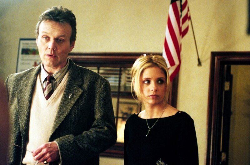Rupert Giles (Anthony Stewart Head), Buffy (Sarah Michelle Gellar) – Bild: RTL /​ © 1997–1998 Twentieth Century Fox Film Corporation