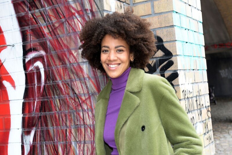 Pauline Afaja spielt „Flo Kästner“ +++ – Bild: RTL /​ Rolf Baumgartner