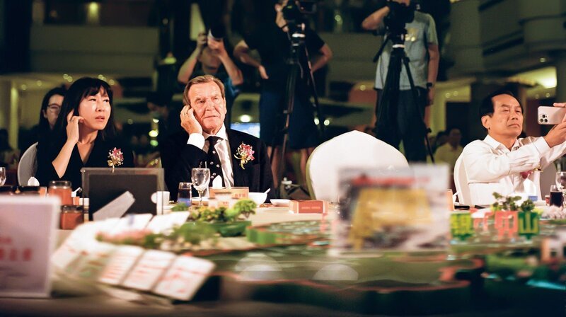 Gala-Dinner zu Ehren des Altkanzlers in Chengdu im Süden Chinas. Auf der Geschäftsreise nach China im September 2023 setzt sich Gerhard Schröder für gute Beziehungen zwischen China und Deutschland ein. – Bild: NDR/​Lucas Stratmann
