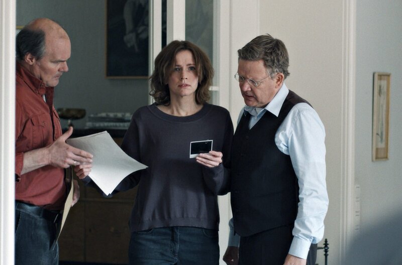 Wir sind dann wohl die Angehörigen – Bild: Julian Krubasik /​ Ein erstes Erpresserschreiben trifft ein: Polizist Vera (Yorck Dippe, li.) und Rechtsanwalt Schwenn (Justus von Dohnányi, re.) teilen die Sorge Ann Kathrin Scheerers (Adina Vetter, Mi.).