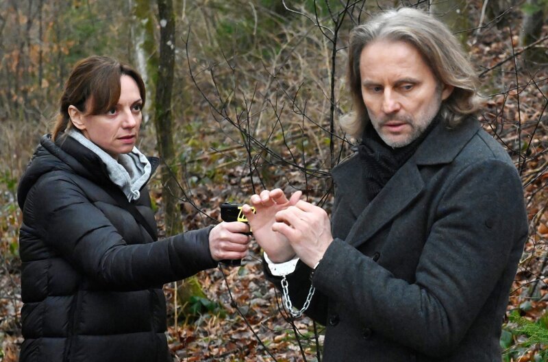 Michael (Erich Altenkopf, r.) versucht Ariane (Viola Wedekind, l.) zum Aufgeben zu bewegen. – Bild: ARD/​Saskia Pavek