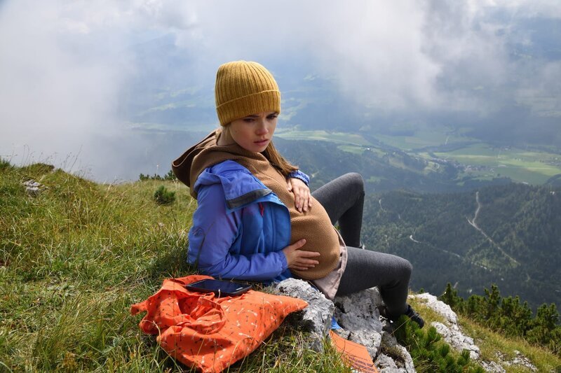 Die schwangere Nele Glöckner (Zoe Moore) sitzt auf dem Berg fest. – Bild: ZDF und Hardy Spitz./​Hardy Spitz