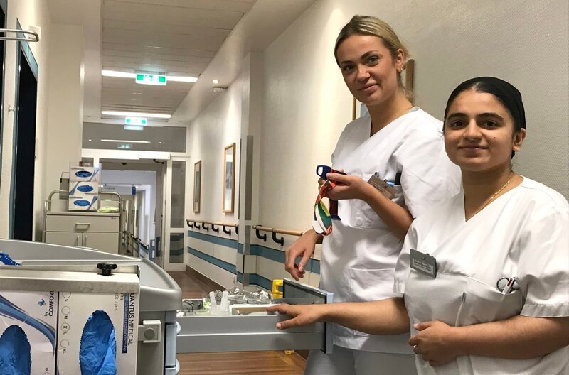 Die Krankenpflegerinnen Lolita Garchert und Sukhjit Kaur Singh (r) bei der Morgenroutine: Die Patienten werden gleich gepflegt und neu verbunden. – Bild: WDR/​Tanja Reinhard