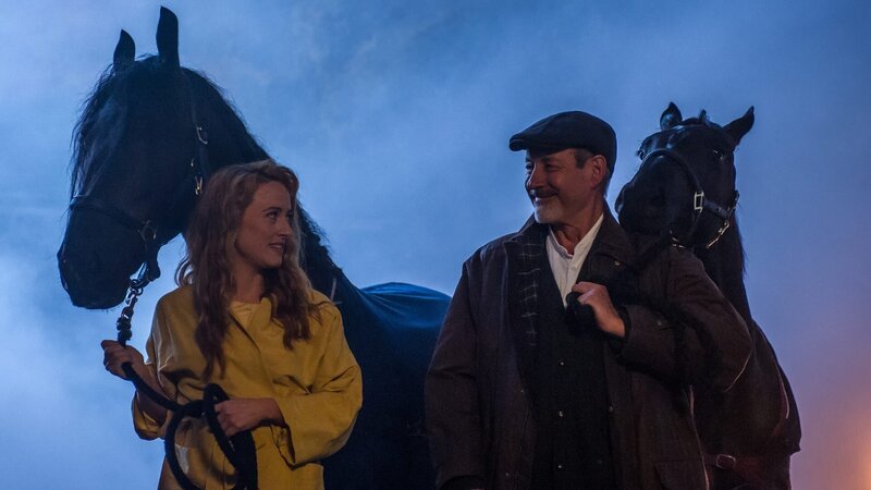 Nur knapp konnten Sarah (Wanda Perdelwitz) und Albert (René Schoenenberger) die Pferde aus dem brennenden Stall retten. – Bild: ZDF und JON AILES./​JON AILES