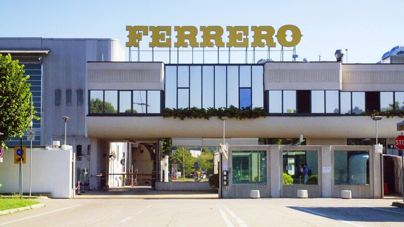 Produktentwickler Sebastian Lege deckt auf, wie Ferrero die Verbraucher manipuliert. Er erklärt die geheimen Rezepturen, lüftet die Tricks im Marketing und geht dem Geheimnis der Piemont-Kirsche in Mon Chéri auf den Grund. – Bild: ORF/​ZDF/​Lars Döring