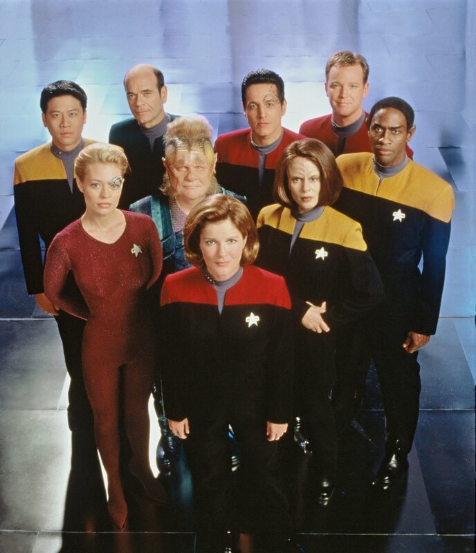 Captain Janeway (Kate Mulgrew,m.) und die Crew der Voyager. – Bild: Paramount /​ Tele 5