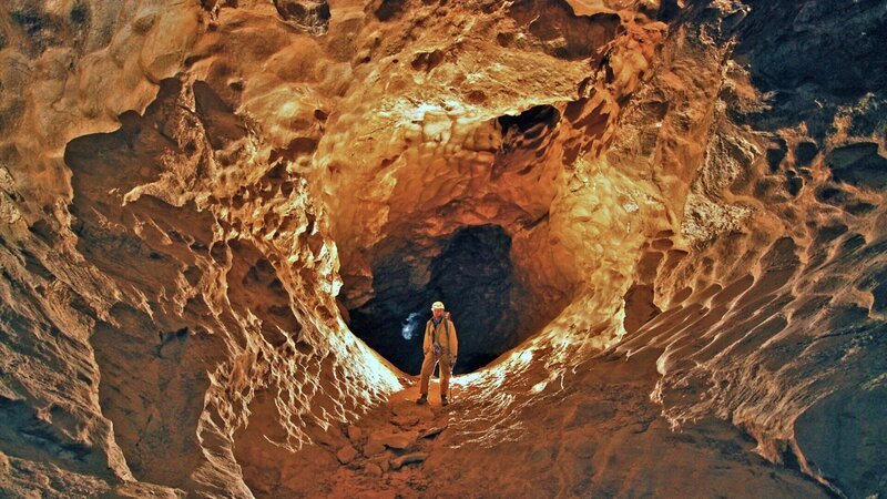 Ein Forscher im Hauptgang der Riesending-Höhle. Sie ist Deutschlands größtes bekanntes Höhlensystem. – Bild: ZDF und Wolfgang Zillig/​Wolfgang Zillig