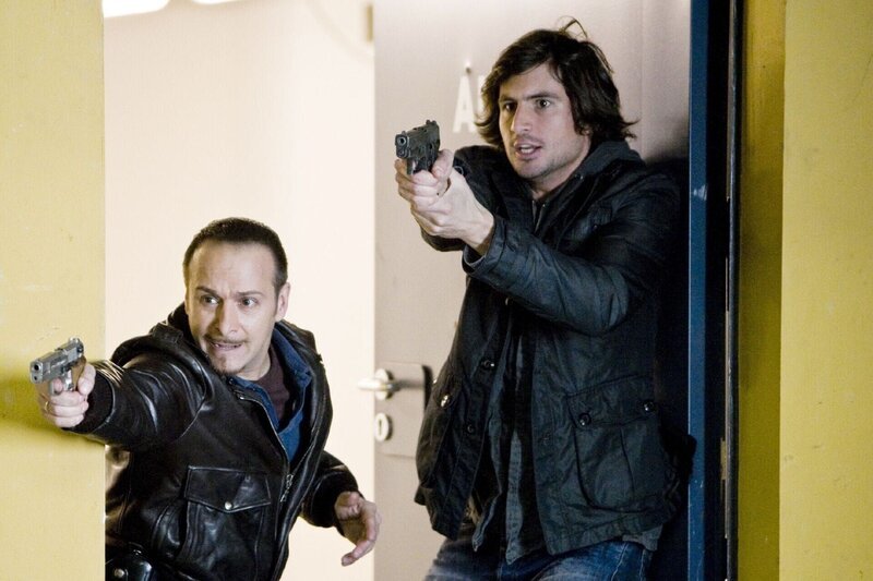 Ben (Tom Beck, re.) und Semir (Erdogan Atalay) verfolgen die Gangster und es kommt zur Schießerei … – Bild: RTL /​ Guido Engels