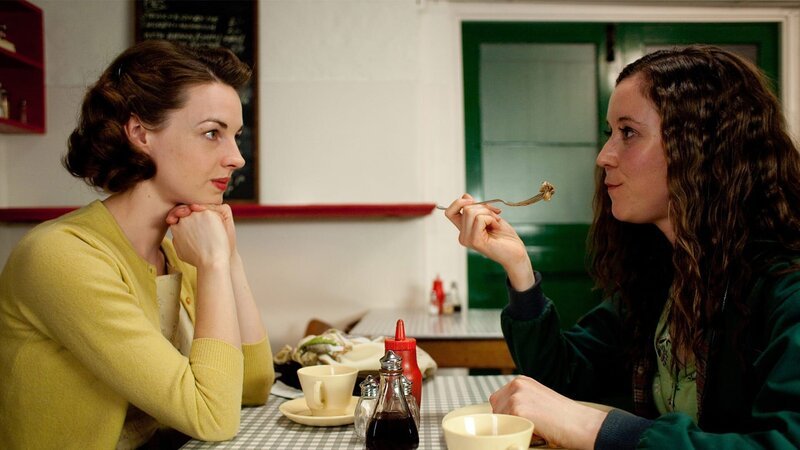 Jenny Lee (Jessica Raine, l.) nimmt die hungrige Mary (Amy McAllister, r.) mit ins Nonnatus Haus, wo sie die ganze Geschichte des Mädchens erfährt. – Bild: AXN White