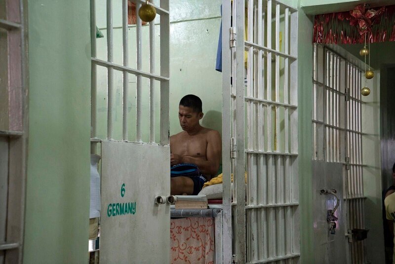 Während seines Aufenthaltes im Gefängnis von Rizal teilt sich Conolly die Zelle mit Schwerverbrechern. Wie sorgen die Sputnik-Gang-Mitglieder für das friedliche Zusammenleben der Kriminellen auf engstem Raum? – Bild: N24 Doku