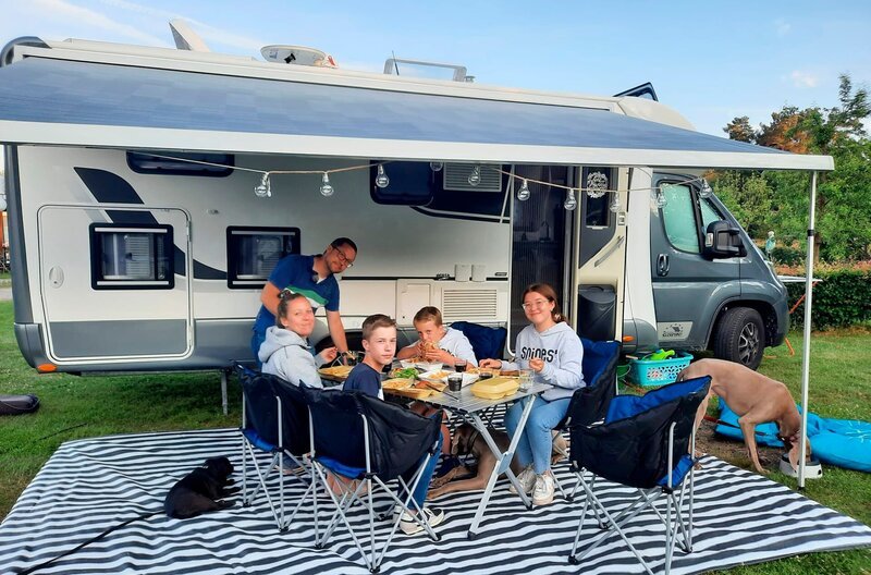 Familie Rosenberger mit ihrem neuen Wohnmobil in der Lüneburger Heide. – Bild: WDR/​sagamedia