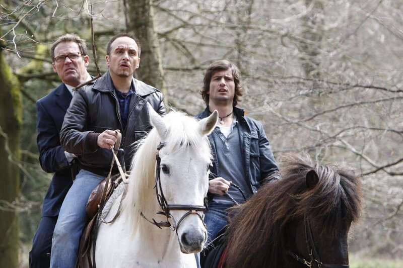 Semir (Erdogan Atalay, 2.v.li.) und Ben (Tom Beck, re.) setzen ihre Flucht mit Flensmann (Christian Tramitz) auf Pferden fort … – Bild: RTL /​ Guido Engels