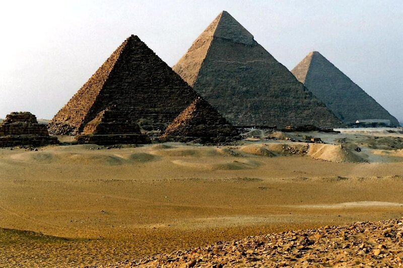 1. Die Pyramiden von Giseh. – Bild: ZDF
