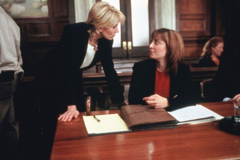 Oberstaatsanwältin Elizabeth Donnelly (Judith Light, l.) gibt ihrer Kollegin Gina Bernardo (Illeana Douglas) zu verstehen, dass ihr Mandant schuldig ist. +++ – Bild: RTL /​ NBC /​ Jeremy