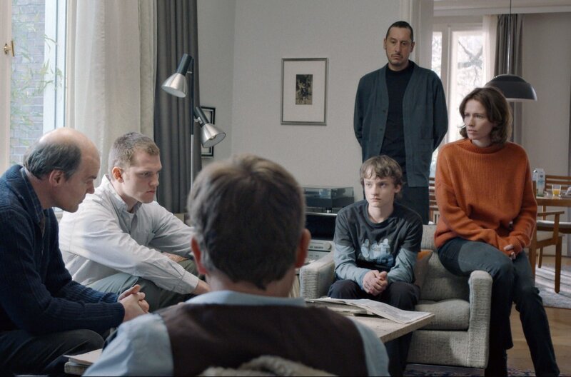 Wir sind dann wohl die Angehörigen – Bild: Julian Krubasik /​ Die Polizisten (Yorck Dippe, li., Enno Trebs, 2.v.l.) sprechen mit dem Sohn (Claude Heinrich, sitzend) und der Frau (Adina Vetter, re.) des Entführten. Mit dabei: Rechtsanwalt Schwenn (Justus von Dohnányi, vo.) und  …