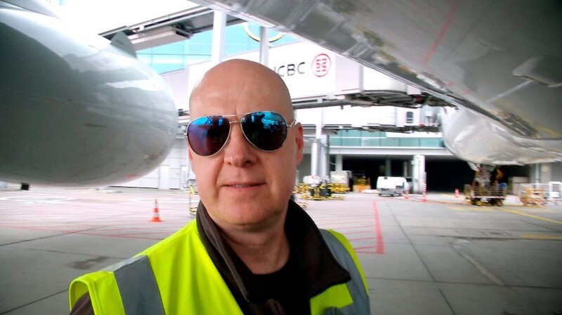 Der Follow-Me-Fahrer Mario Hahn; er sorgt am Flughafen Frankfurt für Sicherheit auf dem Vorfeld. – Bild: HR