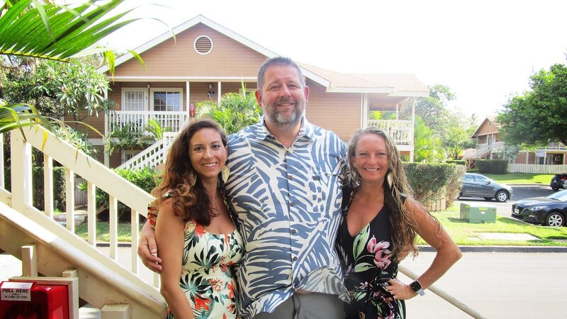 Eine freigeistige Krankenschwester aus San Francisco möchte Maui zu ihrem neuen Zuhause machen. Sie liebt die Energie der Insel und kann es kaum erwarten, ihre Freizeit mit Surfen und Yoga am Strand zu verbringen. Gemeinsam mit ihrer Schwester besichtigt sie Immobilien in Strandnähe. – Bild: HGTV