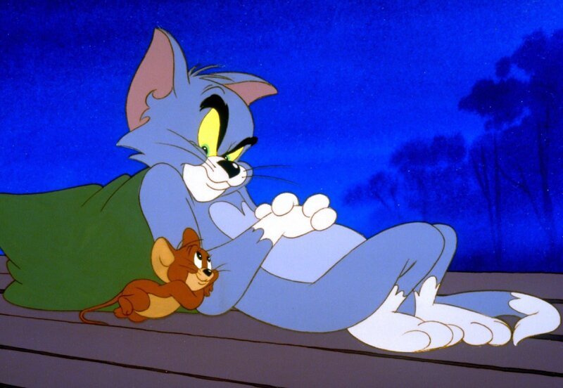 Durch eine Verkettung unglücklicher Zufälle verlieren Kater Tom und Maus Jerry ihr Zuhause. Jetzt heißt es: zusammenhalten. Als sich Jerry jedoch zum Schlafen an Tom kuscheln möchte, ist der alles andere als begeistert. – Bild: Warner Bros. Entertainment I