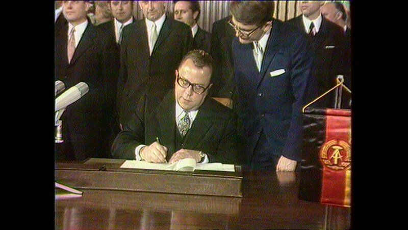 Der Grundlagenvertrag zwischen der Bundesrepublik Deutschland und der DDR wird im Dezember 1972 unterzeichnet – Bild: Spiegel Geschichte