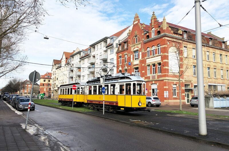 Straßenbahn des Straßenbahnmuseums Karlsruhe in der Gerwigstraße. Mitglieder des Treffpunkt Schienennahverkehr Karlsruhe halten es am Laufen. – Bild: SWR/​Alexander Schweitzer