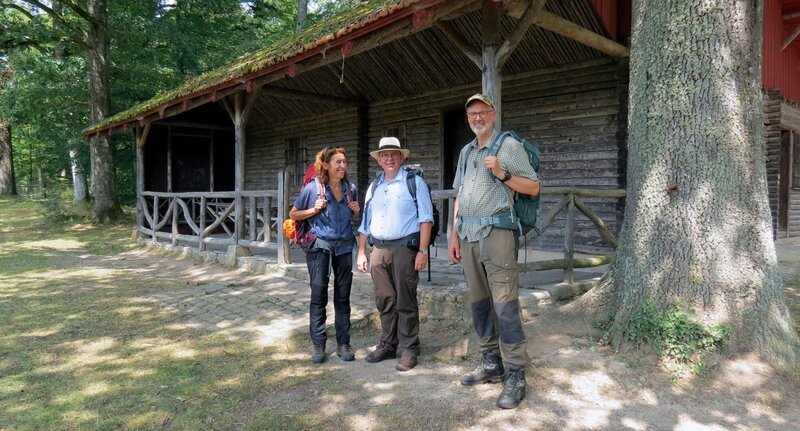 V.li.: Adele Neuhauser, Denis Scheck und Peter Wohlleben vor einer alten Jagdhütte im Naturpark Schönbuch. – Bild: SWR/​Encanto