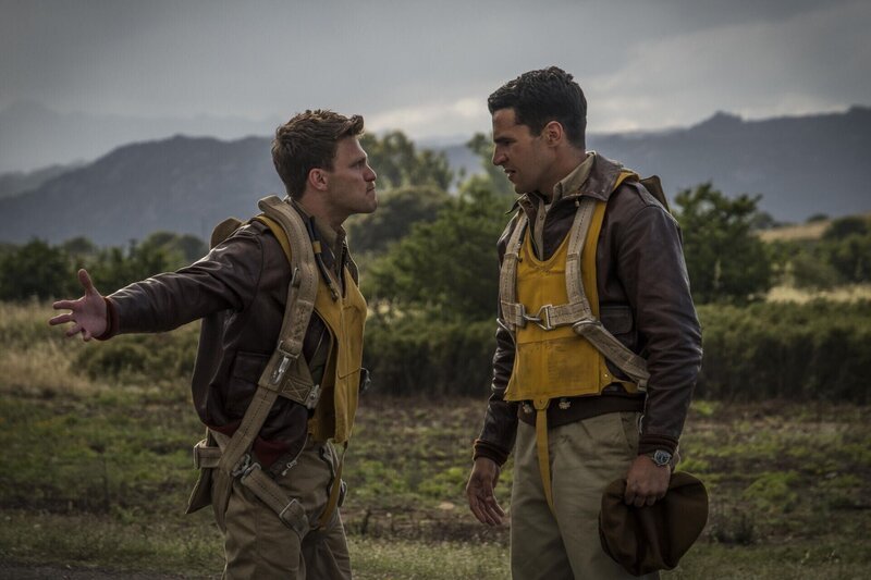 Catch 22 -- Episode 3 – Yossarian needlessly expends energy to avoid a feared mission; disaster catches up with him, when he least expects it. McWatt (Jon Rudnitsky), Yossarian (Christopher Abbott) shown. (Photo by: Philippe Antonello /​ Hulu) – Bild: 2019 Hulu /​ Philippe Antonello Lizenzbild frei
