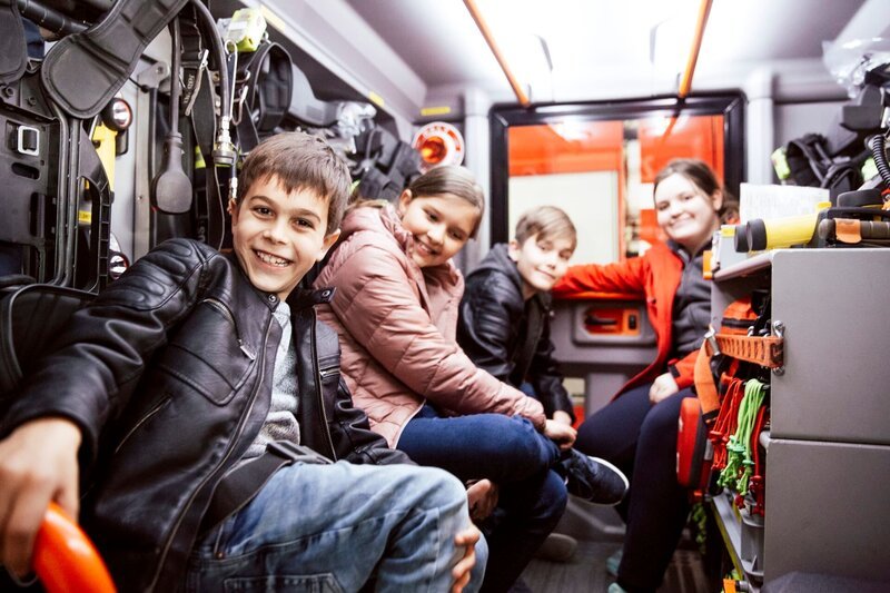 Die Zeitlos-Kinder bei der Feuerwehr Wiener Neustadt – Bild: ServusTV /​ServusTV/​ServusTV
