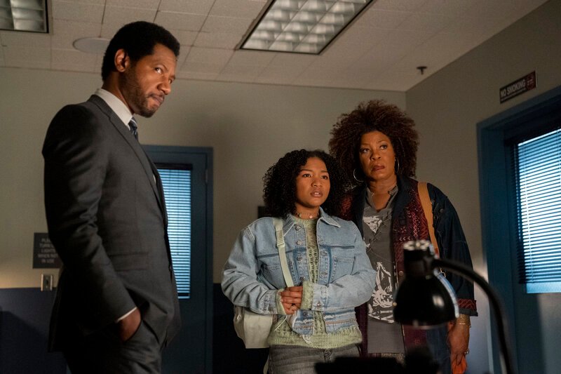 (l-r) Tory Kittles as Detective Marcus Dante, Laya DeLeon Hayes as Delilah, and Lorraine Toussaint as Viola „ Marsette -- (Photo by: Michael Greenberg/​CBS/​Universal Television) – Bild: Michael Greenberg/​CBS/​Universal Television /​ © 2021 CBS Broadcasting Inc. All Rights Reserved