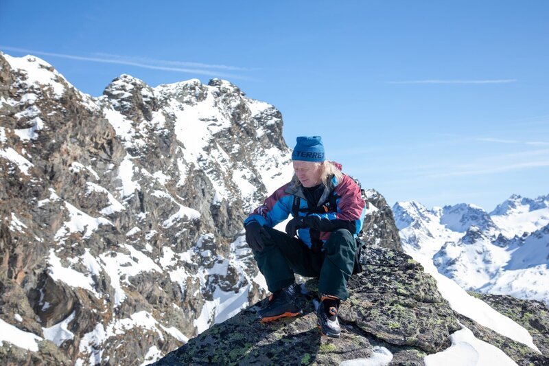 Beat am Gipfel der Skitour Silvretta – Bild: Timeline Production /​ ServusTV