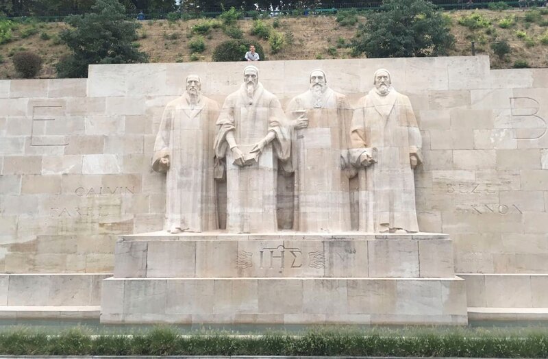 So streng sehen Reformatoren aus! Julian Sengelmann in Genf auf den Spuren von Johannes Calvin. – Bild: MDR/​EIKON Nord
