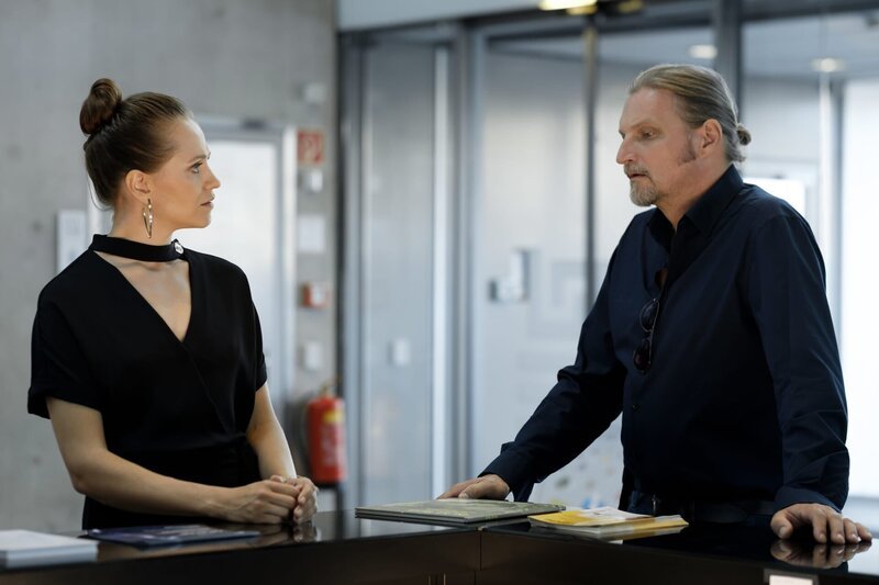 Roberta Pollock (Larissa Fuchs) wird zum Stromausfall im AEC von Major Carl Ribarski (Stefan Jürgens) befragt. – Bild: ZDF und Petro Domenigg.