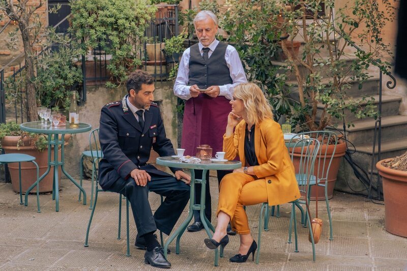 Polizist Giovanni (Giovanni Cirfiera) und Sylvia (Emilia Fox) kommen sich auch privat näher. – Bild: ZDF und Moris Puccio/​AcornTV.