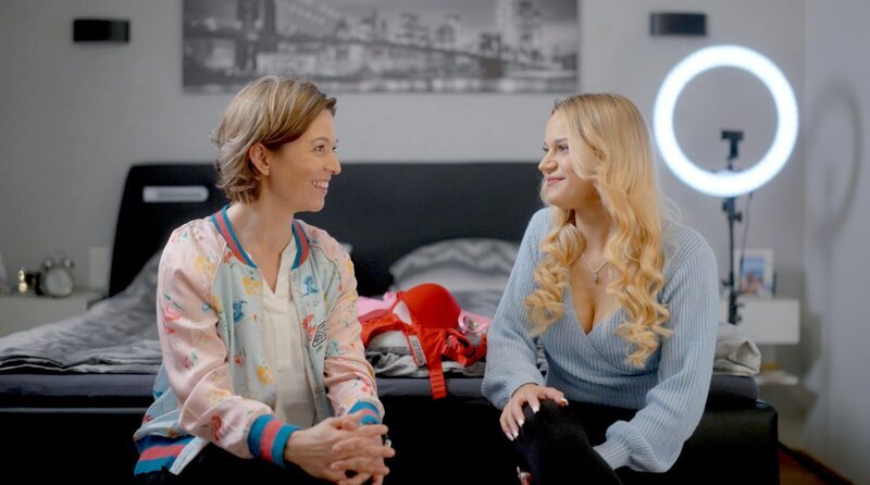 Anna Planken (l) trifft Romina, die mit Erotik-Fotos auf einer Internet-Seite Geld verdient. – Bild: WDR/​sagamedia/​Anja Booth