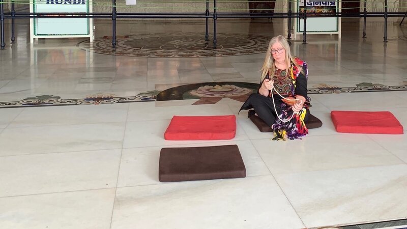 Jenny meditates with prayer beads in a Hare Krishna temple in India. – Bild: Discovery Communications, LLC