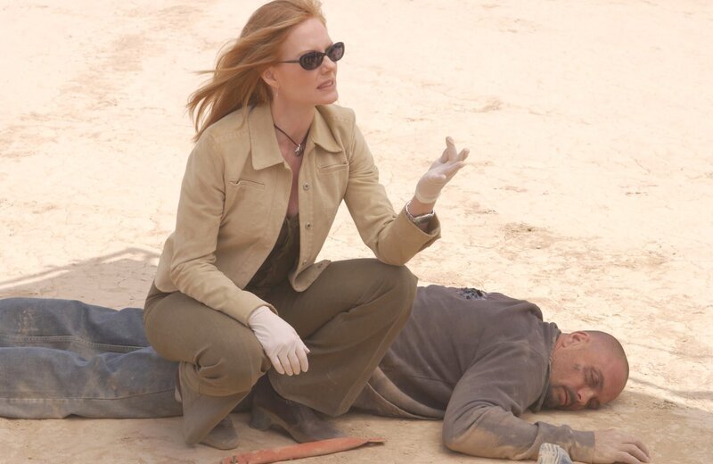 In der Wüste werden die Leichen der Bankräuber gefunden. Die Spur führt zu einem Freund von Catherine (Marg Helgenberger). – Bild: VOX