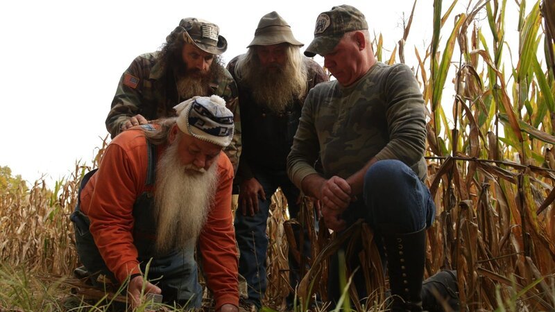 AIMS Team inspecting evidence at edge of corn field. – Bild: Travel Channel /​ Discover TMMO506_18 /​ Scripps