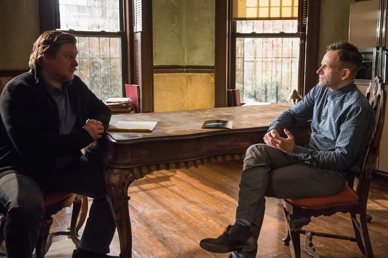 Sherlock (Jonny Lee Miller) soll Firmenchef Edward Bornstein (Michael Chernus, l.) dabei helfen herauszufinden, wer seine Software gestohlen hat. Kurz darauf ist Bornstein tot … – Bild: CBS Television Lizenzbild frei