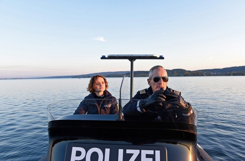 Julia Demmler (Wendy Güntensperger, l.) und Paul Schott (Tim Wilde, r.) sind auf dem Weg zu Ermittlungen. – Bild: ARD/​Laurent Trümper
