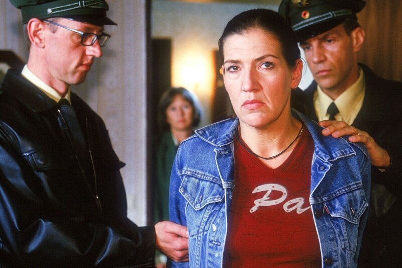 Walter (Katy Karrenbauer, vorne) wird verhaftet, weil Jutta (Claudia Loerding, hi.) sie erpresst hat. (Polizisten Komparsen) – Bild: RTL
